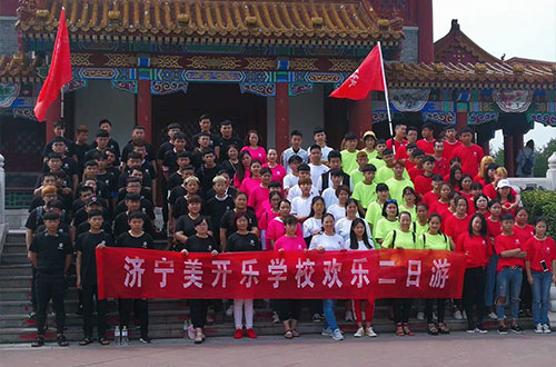 在濟寧學服裝設計專業(yè)選哪個學校？   