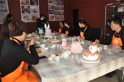 在濟(jì)寧學(xué)做蛋糕去哪個(gè)學(xué)校？   