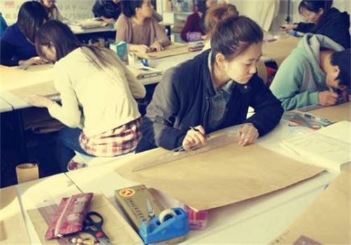 秦皇島東方服裝學(xué)校正規(guī)嗎？有什么教學(xué)方式？