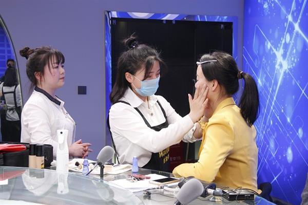 鄭州經(jīng)濟(jì)貿(mào)易學(xué)校有形象設(shè)計專業(yè)嗎？
