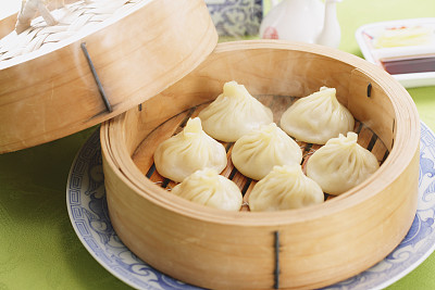 想學(xué)面點制作嗎？來保定玉蘭香廚師學(xué)校吧！