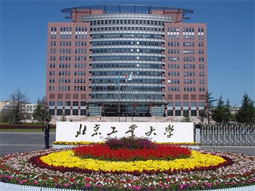 工業(yè)機(jī)器人學(xué)校選哪里？